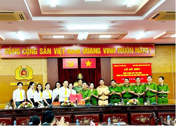 Bưu Điện TP Cần Thơ và Công An TP Cần Thơ tổ chức lễ ký kết thoả thuận hợp tác về cải cách thủ tục hành chính